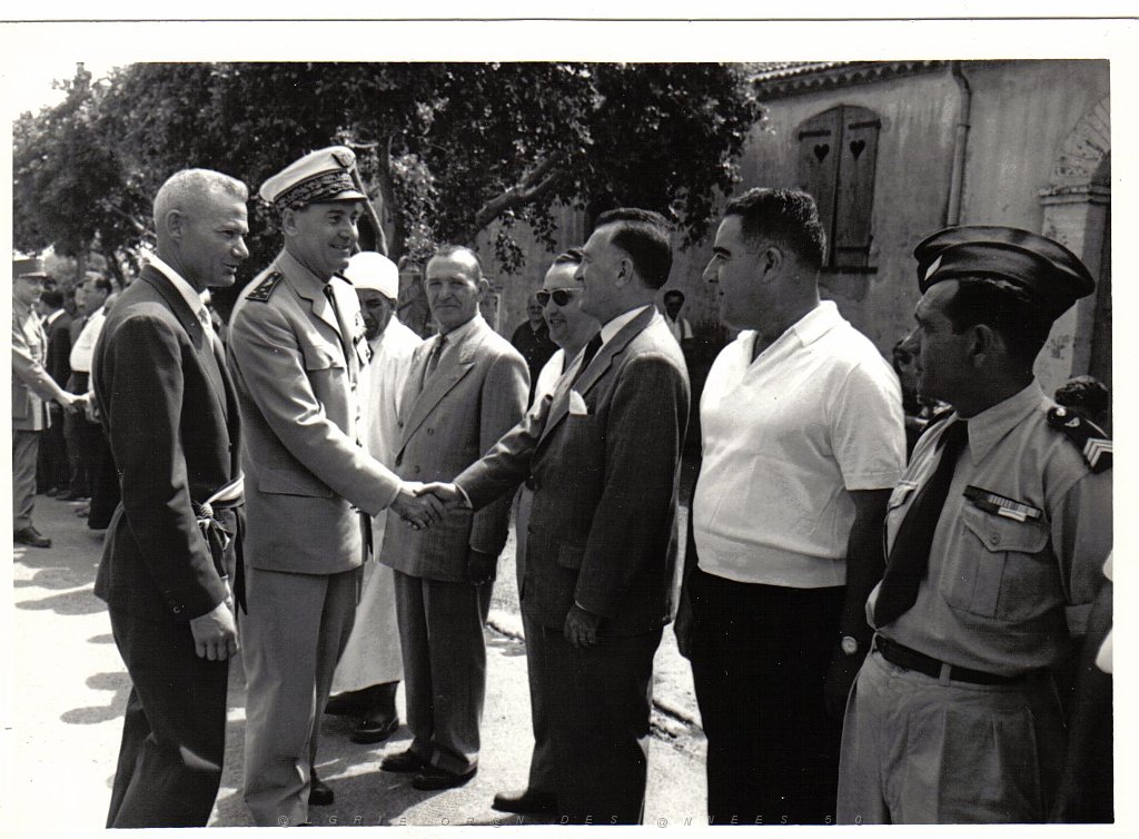 BOU SFER 06 JUILLET 1958 POSE DE LA PREMIERE PIERRE DU MONUMENT AUX MORTS 012.jpg